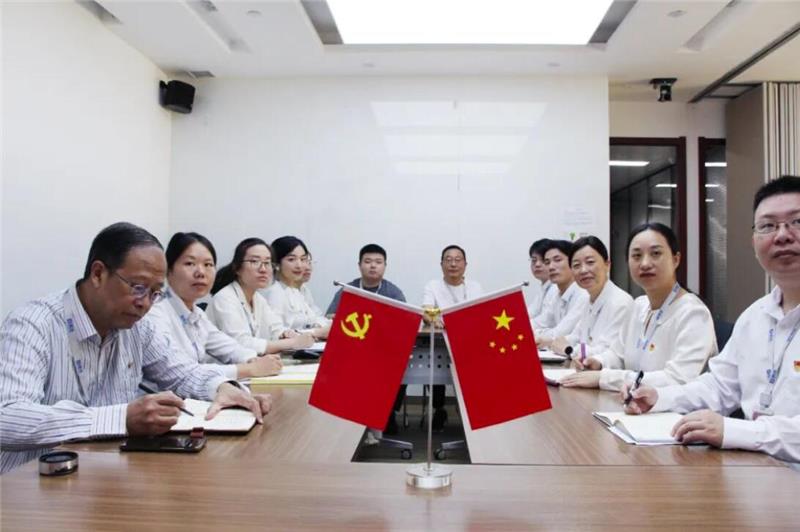 德发党支部全体党员线上线下收看党的二十大开幕会